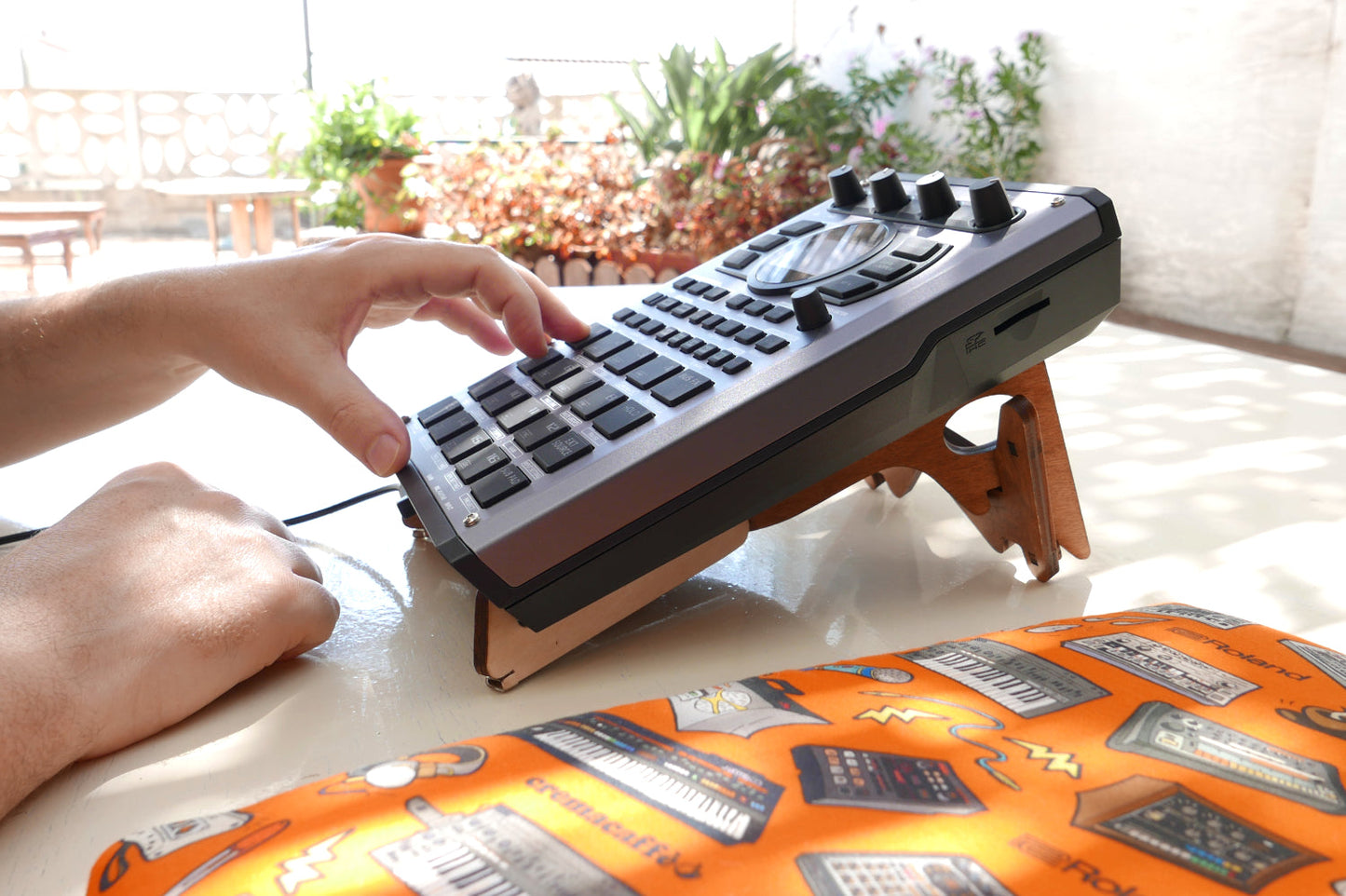 KOLIBRI Stand and SP-404 MK2 | Cremacaffe Design