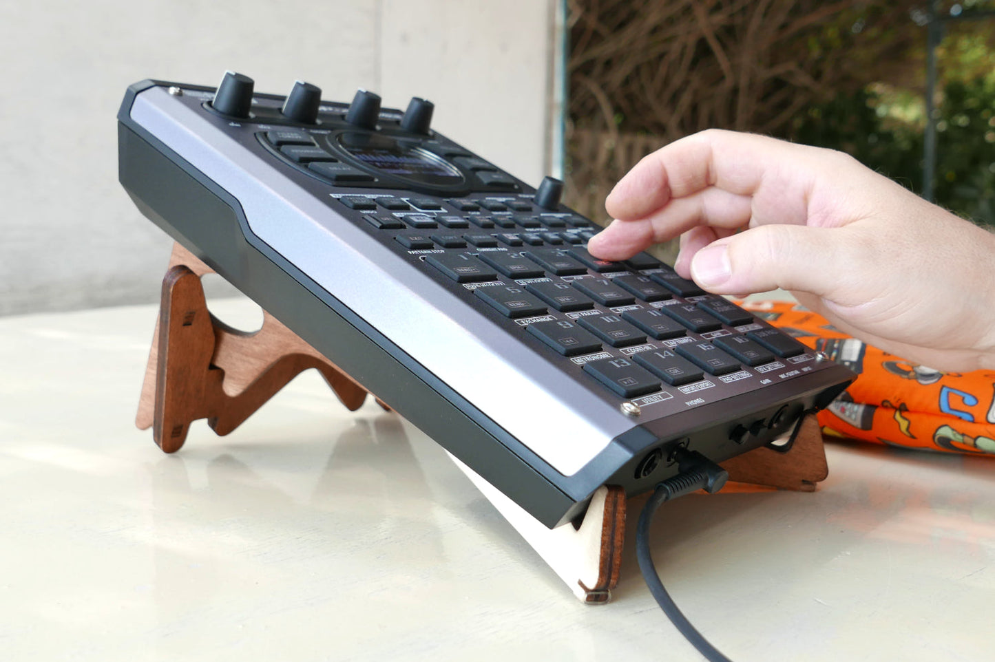 KOLIBRI Stand and SP-404 MK2 | Cremacaffe Design