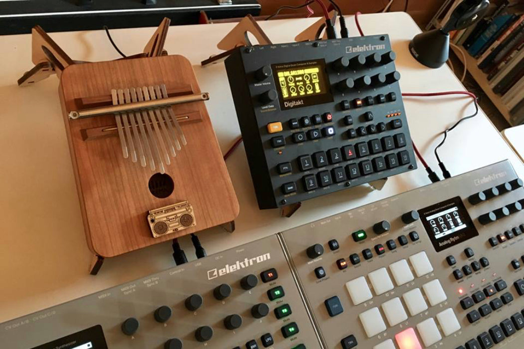 Cremacaffe Design KOLIBRI Stand in use with an Elektron Digitakt and a Kalimba thumb piano