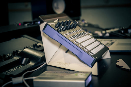 SPIKE synth stand