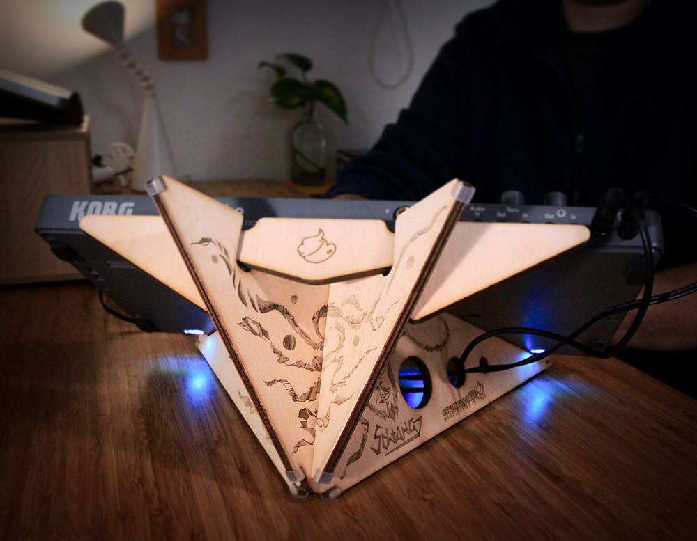 SPIKE XL synth stand by Cremacaffè Design