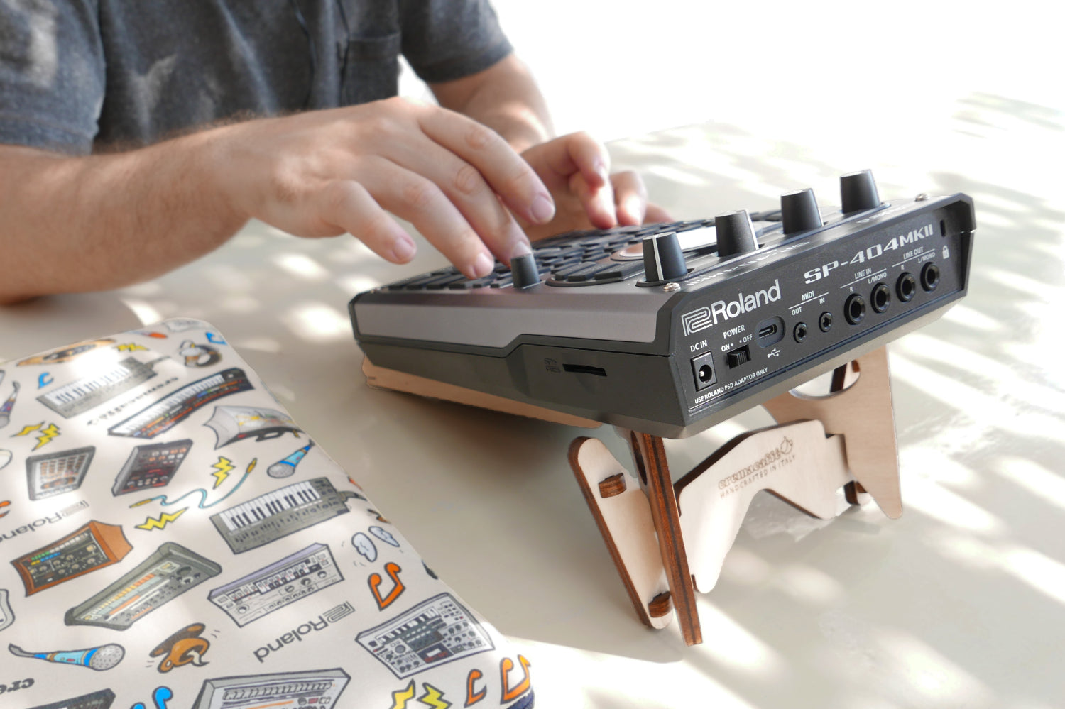 KOLIBRI Stand and SP-404 MK2 | Cremacaffe Design