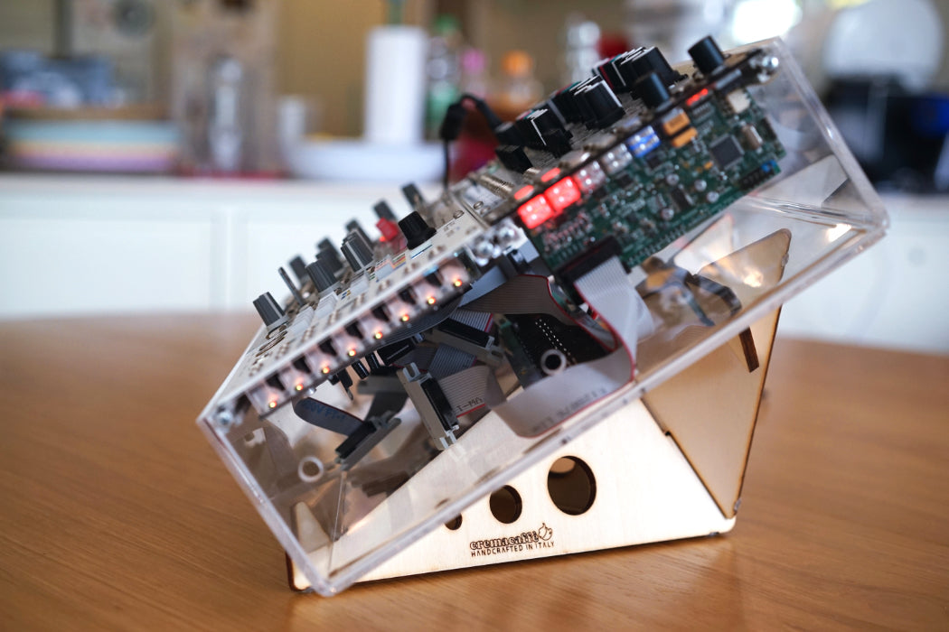 SPIKE XL synth stand by Cremacaffè Design