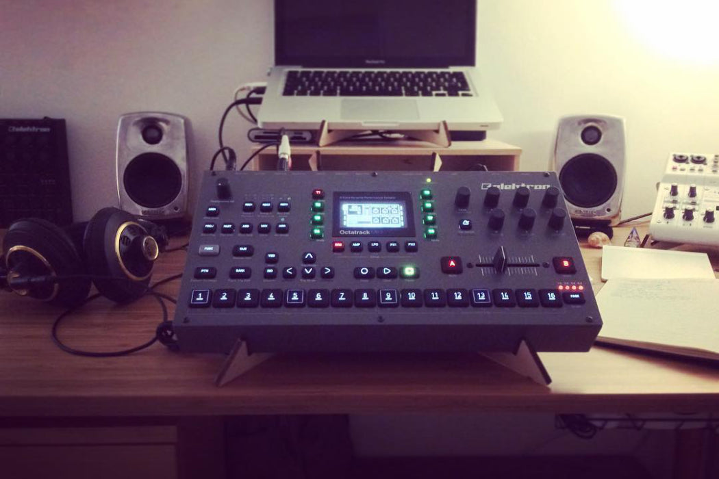 SPIKE synth stand